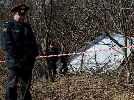 Policiais russos vigiam destroos do acidente que matou o presidente da Polnia, Lech Kaczynski.