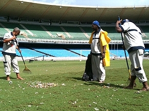 Funcionrios trabalham para limpar o gramado do Maracan