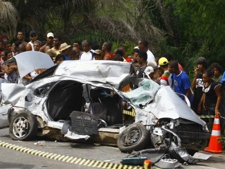 Trs pessoas morreram na madrugada deste domingo (4) em um acidente na BR-324, na Bahia
