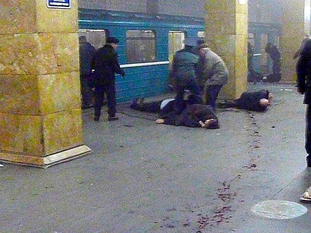 Policiais retiram corpos de dentro do trem aps a exploso provocada por mulher-bomba em Park Kultury