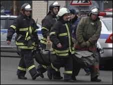 Equipes de resgate carregam corpo na sada da estao de Lubyanka