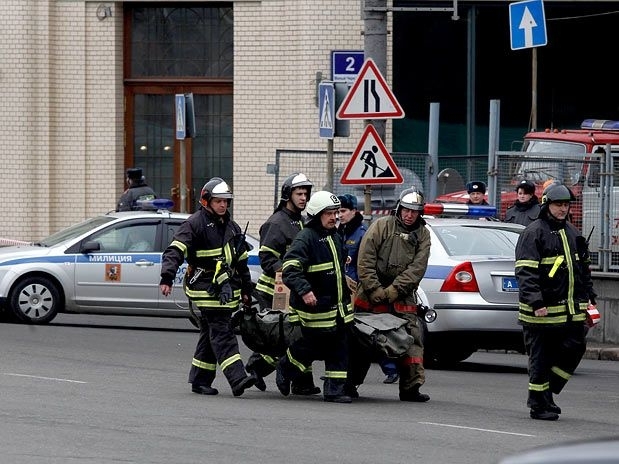 Bombeiros resgatam o corpo de uma das vtimas das exploses que atingiram o metr de Moscou