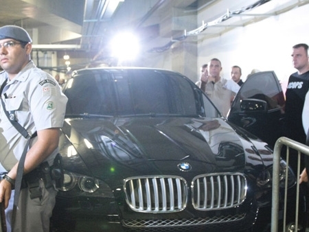 Ronaldo faz gesto obsceno para torcedores no estacionamento e  protegido por policiais