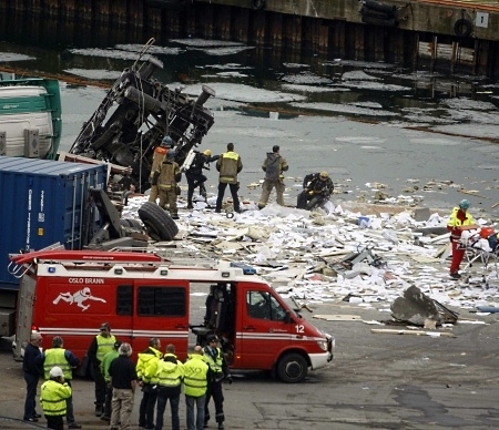 Rresgate buscam por vtimas de acidente de trem que descarrilou em uma rea industrial de Oslo, capital da Noruega