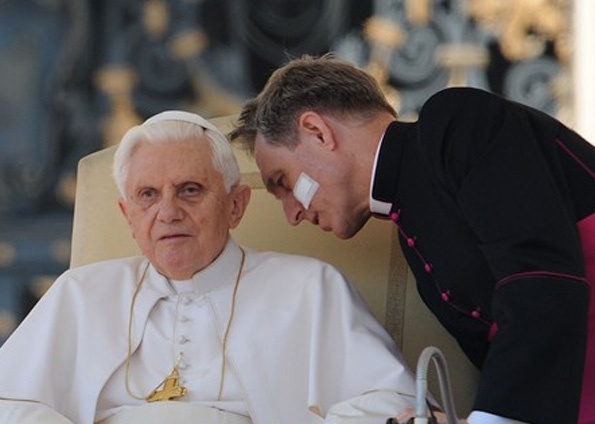 Papa Bento XVI ouve seu secretrio particular Georg Gaenswein durante a audincia semanal na Praa de So Pedro