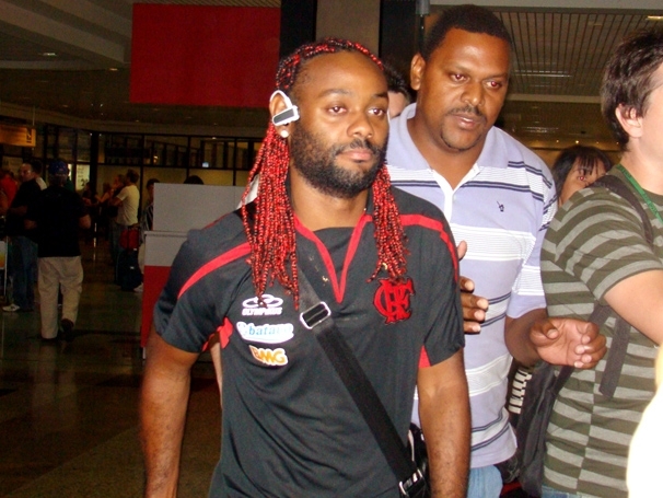 Vagner Love ouve msica no desembarque do Flamengo em Porto Alegre