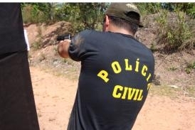 Policiais civis fazem treinamento de tiro policial.