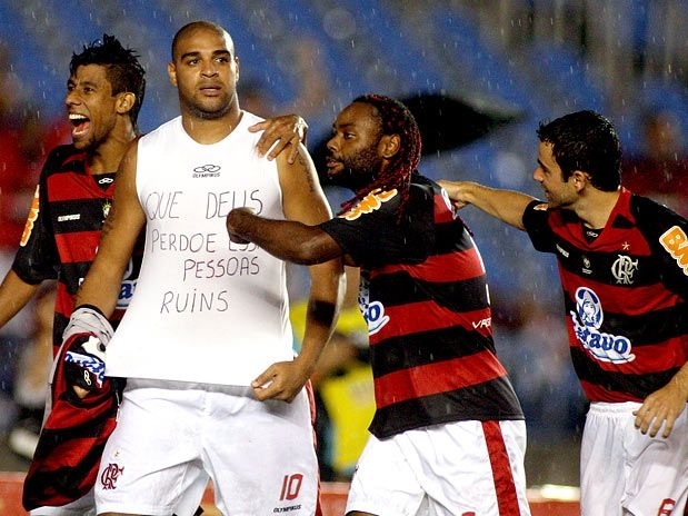 Depois de semana polmica, Adriano marca gol da vitria do Flamengo contra o Vasco