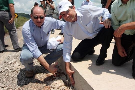 Diretor do Denit Luz Antnbio Pagot, Vice-governador Silval Barbosa mostra obra de pavimentao com concreto