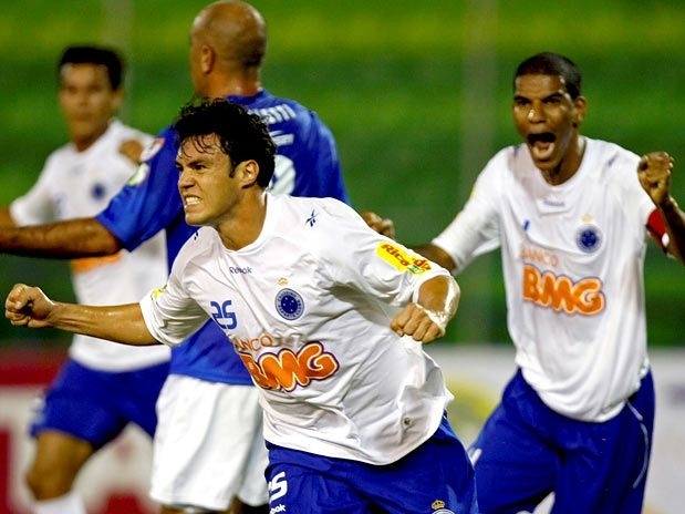 Kleber repetiu sua estreia pelo Cruzeiro: dois gols e expulso