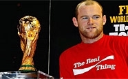 aps detonar o Milan, Rooney posa com a taa da Copa do Mundo