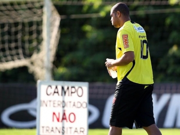 Adriano voltou a treinar no Flamengo nesta segunda