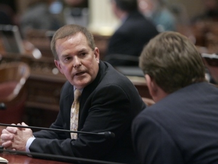 O senador americano Roy Ashburn (esquerda) conversa durante sesso em Washington