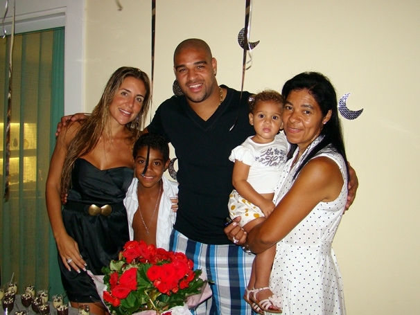 Joana e Adriano sorriem durante uma festa na casa do Imperador no Rio de Janeiro