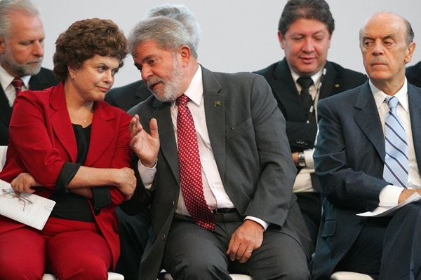 O presidente Lula, a ministra-chefe da Casa Civil, Dilma Roussef, e o governador Jos Serra (PSDB)