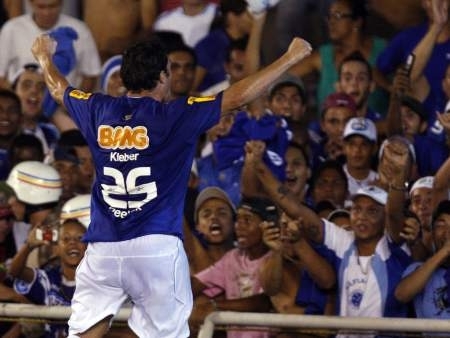 O atacante Klber comemora um de seus dois gols na vitria do Cruzeiro por 4 a 1 sobre o Colo Colo
