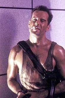 Bruce Willis como John Mclane, de 
