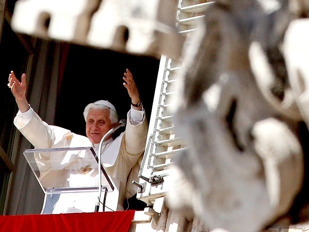 De uma janela do seu apartamento privado, Bento XVI acena para os presentes na Praa de So Pedro, no Vaticano