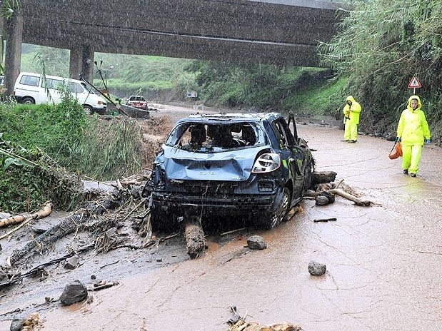 Carro foi destrudo por rvores e pedras, em Funchal, na Ilha da Madeira