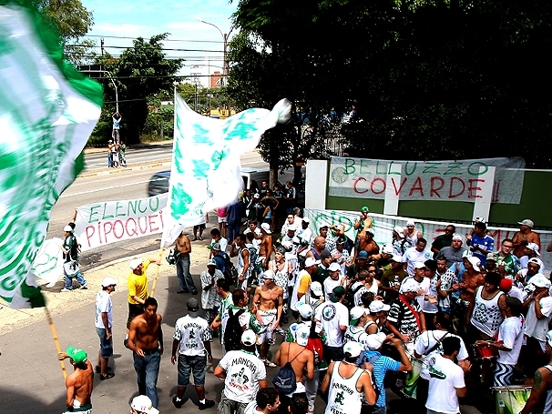 Torcida protesta na frente do CT do Palmeiras