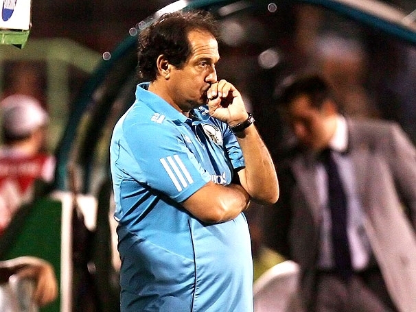 Muricy Ramalho observa o Palmeiras em ao, no jogo que selou a sua demisso