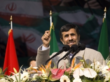 O presidente do Ir, Mahmoud Ahmadinejad, discursa para multido em Teer