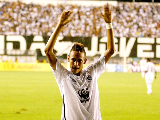 Santos assina novo contrato e aumenta salrio de Neymar contra problemas judiciais