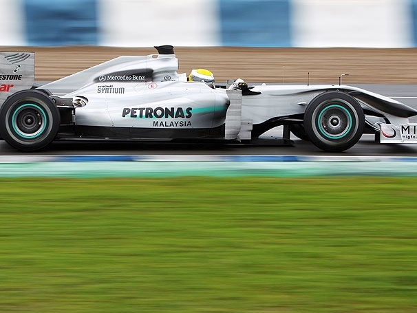 Nico Rosberg aproveitou a pista seca do incio do teste para assegurar a volta mais rpida da manh