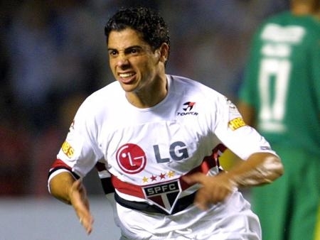 O lateral-direito Cicinho brilhou no So Paulo entre 2004 e 2005; sem chances na Roma, jogador pode voltar ao Tricolor.