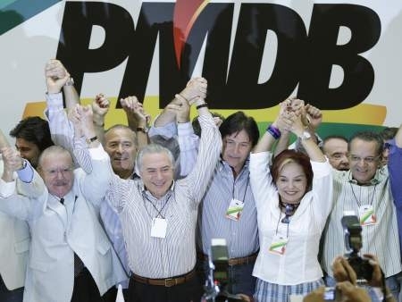 Presidente reeleito do PMDB, Michel Temer, junto a colegas peemedebistas durante a Conveno Nacional do partido.