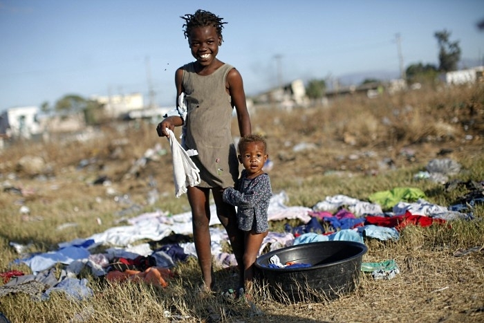 Crianas haitianas desabrigadas aps o terremoto; ONU teme aumento da misria