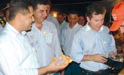 Empresrio Mauro Mendes e o deputado federal Valtenir Pereira, em ato poltico ocorrido em Cuiab