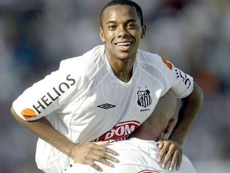 Foto de 2004 mostra Robinho em seu auge no Santos; aps cinco anos no exterior, atacante est muito perto de voltar.