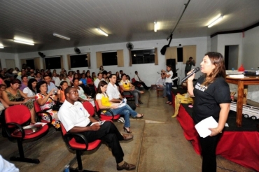 Coordenadora da Sala da Mulher, Janete Riva ministra palestra contra a pedofilia no municpio de Juara
