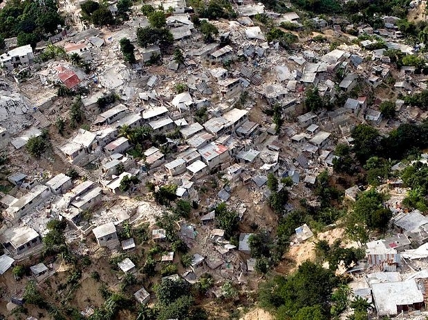 Casas foram destrudas pelo terremoto que atingiu Porto Prncipe na ltima tera-feira