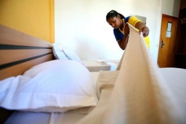 Setecs, em parceria com o Senac, oferece curso de camareira para moradores de Cuiab