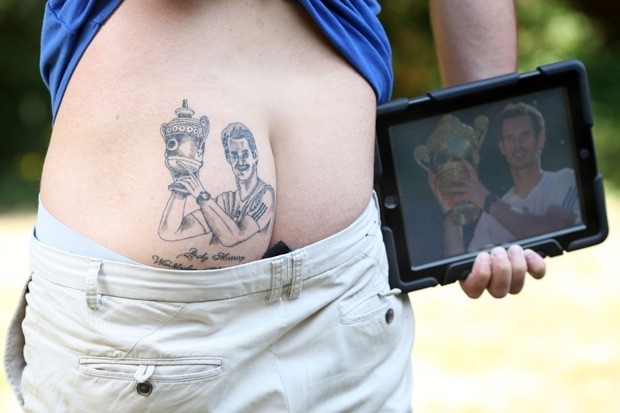 Will Hirons exibe tatuagem com foto do tenista Andy Murray, vencedor do torneio Wimbledon