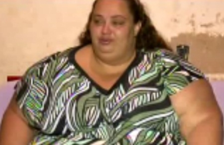 A dona de casa Zenilda Alves Laurindo, de 38 anos, pesa 220 quilos e pede ajuda para emagrecer