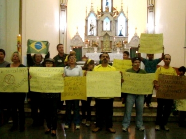 A convite do padre, manifestao aconteceu dentro de igreja em Brazpolis, MG