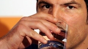 Estudos tentam comprovar se beber bastante gua realmente faz bem  sade