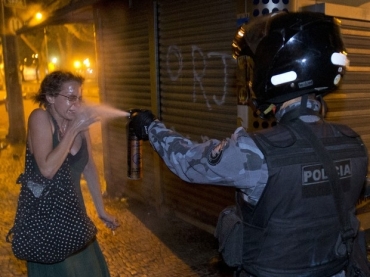 Policial joga spray de pimenta em manifestante no Rio de Janeiro
