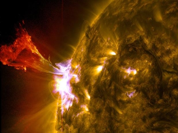 Exploso de material solar  registrada nesta erupo proeminente, em imagem divulgada pela Nasa neste ms