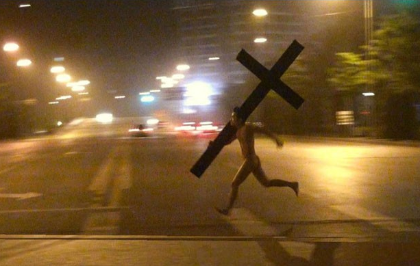 Homem misterioso foi flagrado correndo com cruz