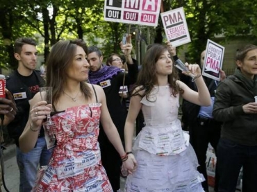 Manifestantes pr-casamento gay se renem em frente  Assembleia Nacional