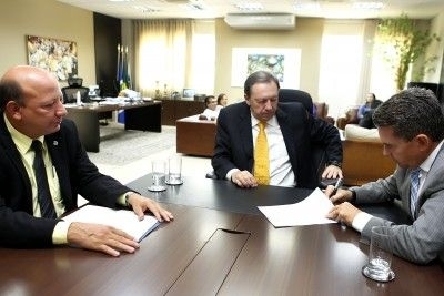 O secretrio Cinsio de Oliveira com os conselheiros Jos Carlos Novelli e Srgio Ricardo durante assinatura do TAG