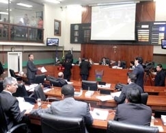 Na sesso de ontem na Cmara os vereadores aprovaram a reduo do salrio do prefeito Mauro Mendes