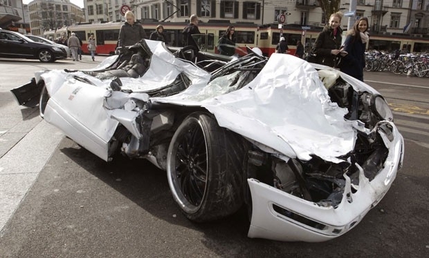 Mercedes destruda foi exibida perto de estao de trem em Zurique, na Sua