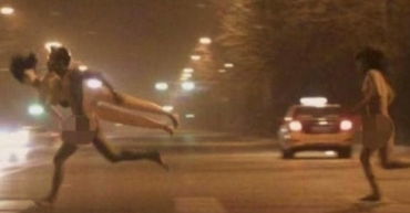Casal foi visto correndo nu pelas ruas de Pequim, enquanto o homem segurava uma boneca inflvel