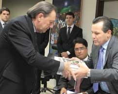 O governador Silval Barbosa entregou ontem ao Tribunal de Contas do Estado as contas de governo de 2012
