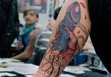 Mulher exibiu tatuagem de um pnis na perna durante feira na Alemanha